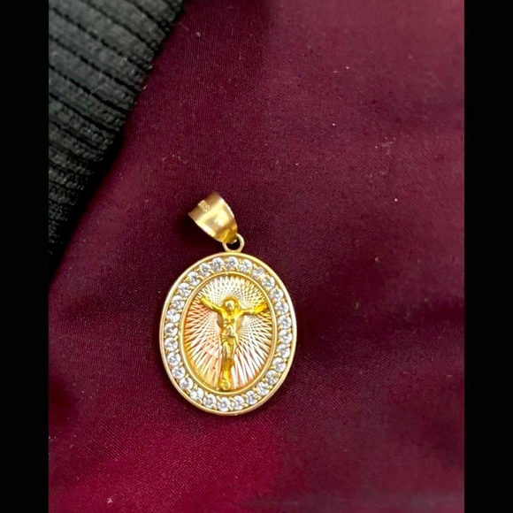 14k Solid Yellow GoldDiamond-cut GlowingJesus Charm w/ 28 Round CZ diamonds
